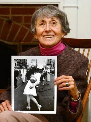 la-actual-greta-friedman-sujetando-la-famosa-fotografia-tomada-el-14-de-agosto-d